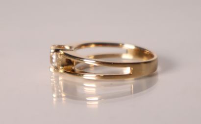 Bague solitaire en or jaune ornée d'un diamant...