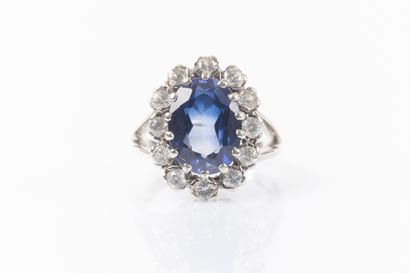 Bague marguerite en argent ornée d'une pierre...