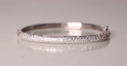 Bracelet rigide en or gris serti de pavage...