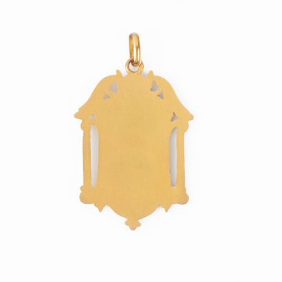 Pendentif en or jaune 18K 750 millièmes centré...