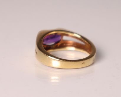 Bague en or jaune ornée d'une améthyste et...