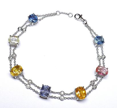 Bracelet en or blanc serti de 7 saphirs Ceylan...