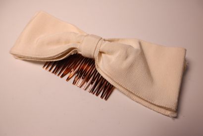 CHANEL. Peigne à cheveux à décor d'un noeud...