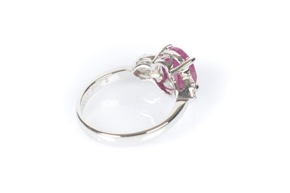 Ring in 750°/.(18K) white gold 3g65 set with...