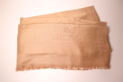 HERMES. Etole beige en soie et cachemire....