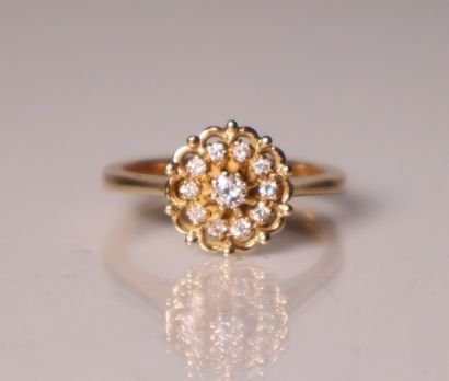 Bague marguerite en or jaune ornée de petits...