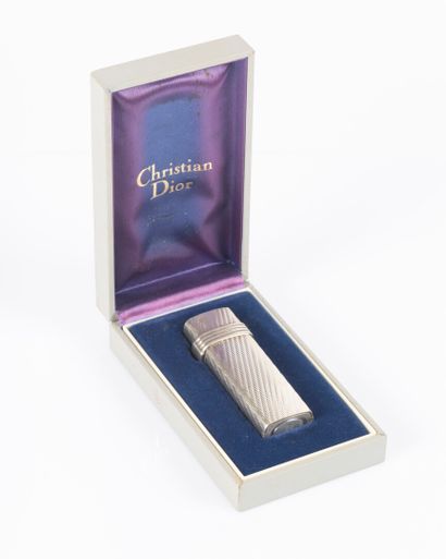 Christian DIOR. Briquet en métal argenté...