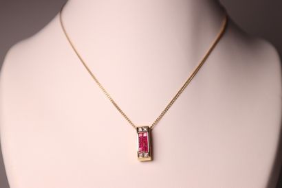 Pendentif en or jaune orné de 8 rubis calibrés...