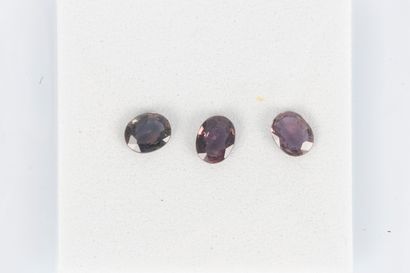 3 saphirs violets ovales sous scellé avec...