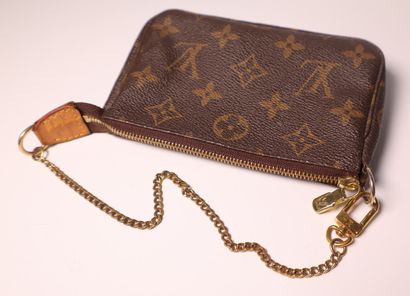 LOUIS VUITTON. Porte monnaie en toile monogrammée....