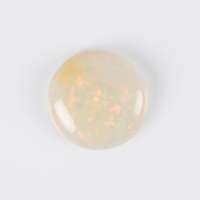 Opale crystal ronde cabochon sur papier avec...