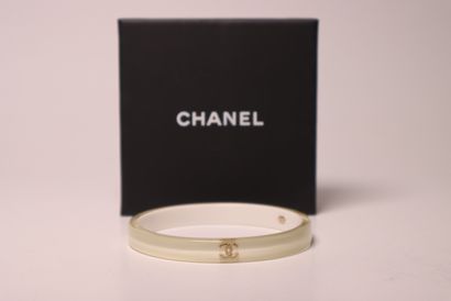 CHANEL. Bracelet rigide blanc et écru. B...