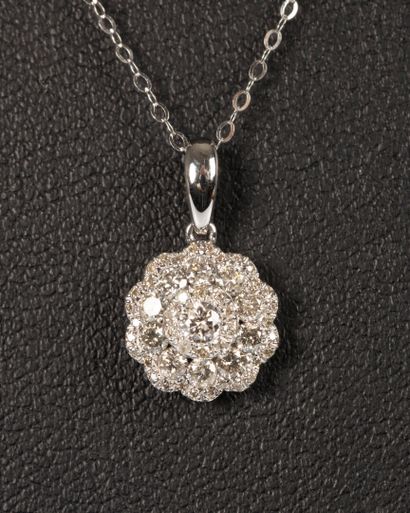 Collier en or blanc 750°/.(18K) 1g45 orné...