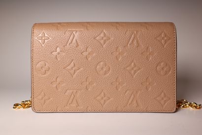 LOUIS VUITTON. Sac VAVIN BB en cuir grainé...