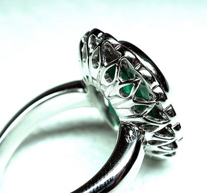 Bague joaillerie en or blanc et patine centrée...