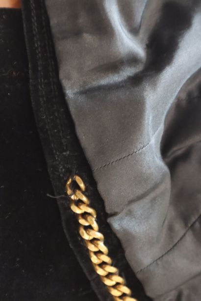 CHANEL. Veste blaser en velours noir et chaîne...