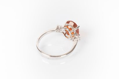 Bague en or gris sertie d'une opale de feu...