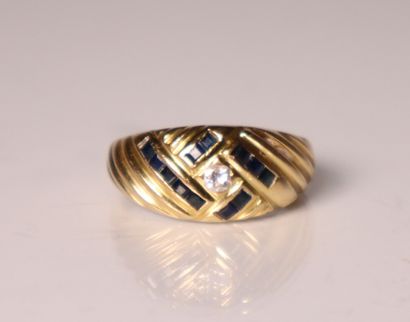 Bague jonc en or jaune ornée d'un petit diamant...