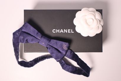 CHANEL. Bandeau à cheveux en tissus bleu...