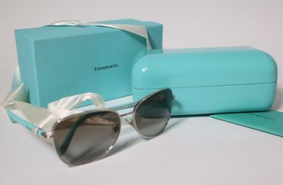 TIFFANY. Paire lunettes de soleil. Ecrin...