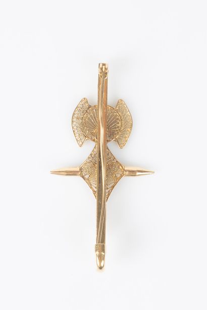 Yellow gold brooch decorated with a filigree...
