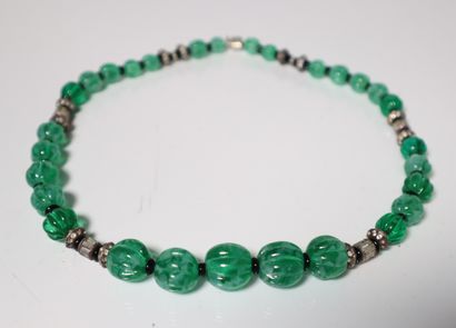 Collier en verre vert et monture en argent....