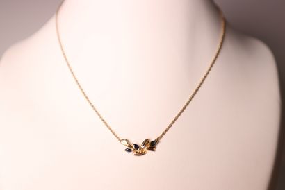 Collier pendentif en or jaune orné de petite...