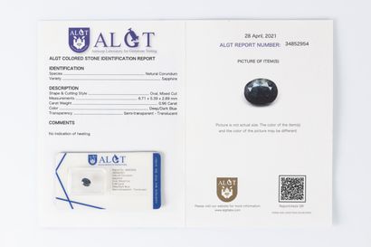 Saphir bleu ovale sur papier. 0,96 carat....