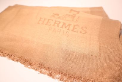 HERMES. Etole beige en soie et cachemire....