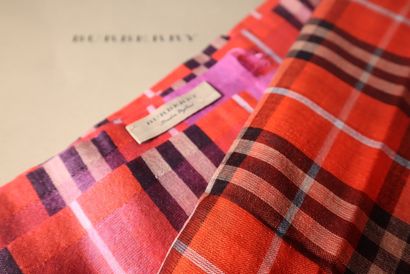 BURBERRY. Etole en laine fine écossaise....