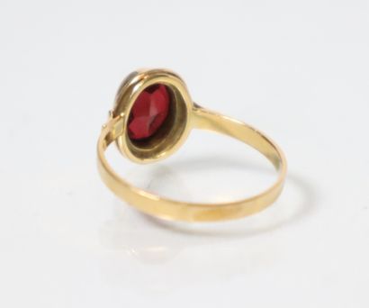 Yellow gold ring set with a garnet. 2.16...