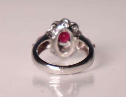 Bague marguerite or gris, ornée en son centre...