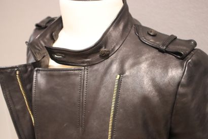 GUCCI. Blouson cintré en cuir noir avec ceinture....