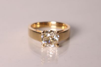 Bague solitaire en or jaune ornée d'un diamant...