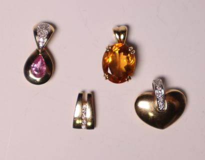 Ensemble de 4 petits pendentifs en or jaune....