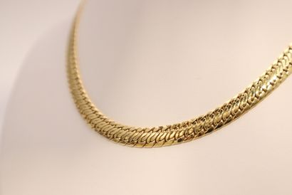 Gold necklace with curb chain. 21,68 g