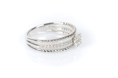 Bague en or blanc 750°/.(18K) 3g65 sertie...
