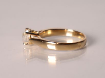 Bague solitaire en or jaune ornée d'un diamant...