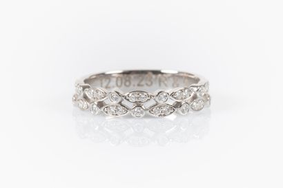Alliance en or gris ornée de pavage diamant....