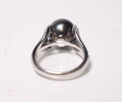 White gold ring set with 18 diamonds and...