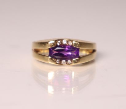 Bague en or jaune ornée d'une améthyste et...