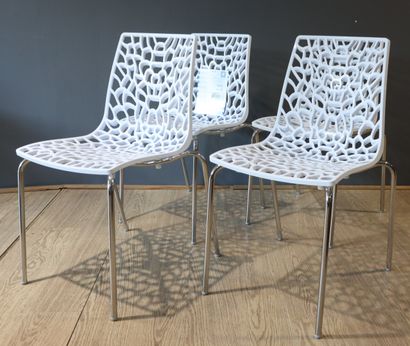 Suite de 4 chaises en PVC blanc et piètement...