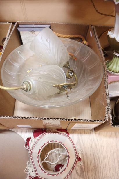 Set of 3 boxes, including: Porcelain lamps,...