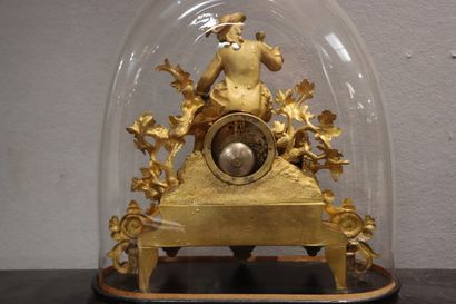 Pendule en métal doré, cadran porcelaine,...