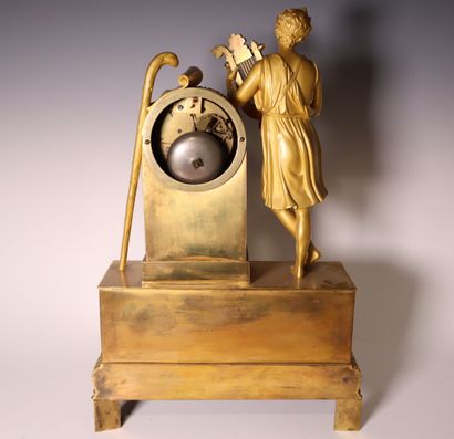 Pendule en bronze doré à décor d'un musicien...