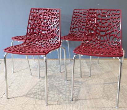Suite de 4 chaises en PVC bordeaux et piètement...