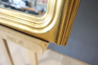 Gilded frame with 2 rounded corners.
