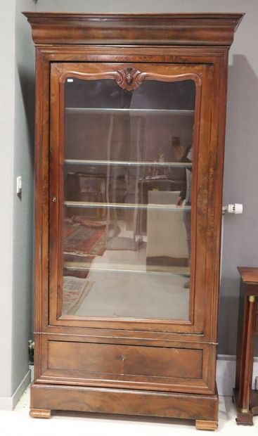 Vitrine en acajou et placage d'acajou, ouvrant...