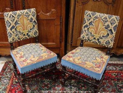 Paire de chaises garniture tapisserie à décor...