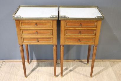 Paire de chevets en bois naturel ouvrant...